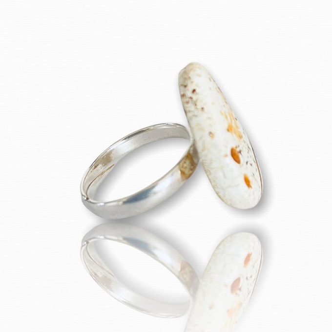 Išraiškingas ir stilingas balto karališko gintaro žiedas