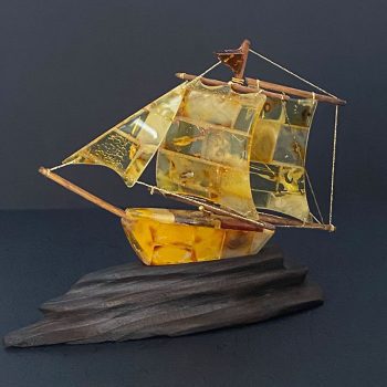 Geltonojo gintaro mažasis burinis laivelis