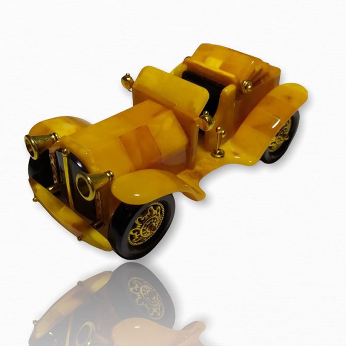 Geltonojo gintaro klasikinis automobilis be stogelio