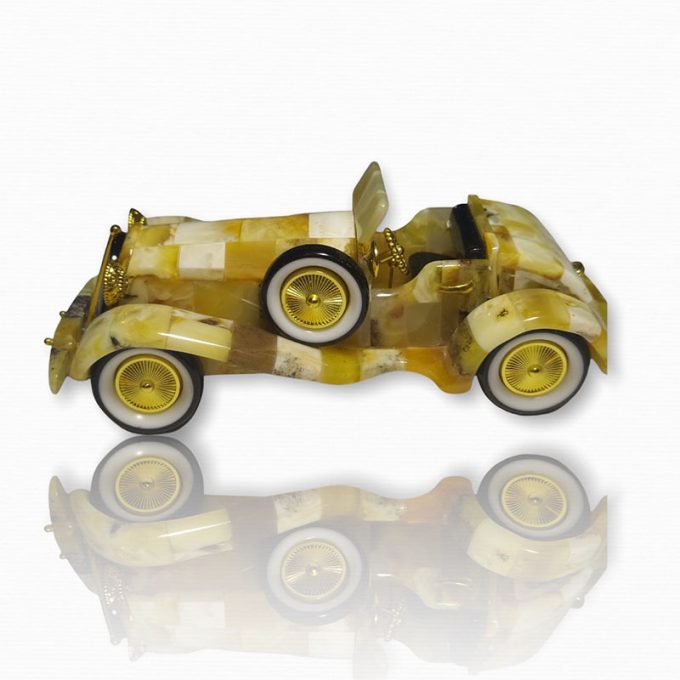 Geltonojo gintaro klasikinis automobilis su atsarginiu ratu