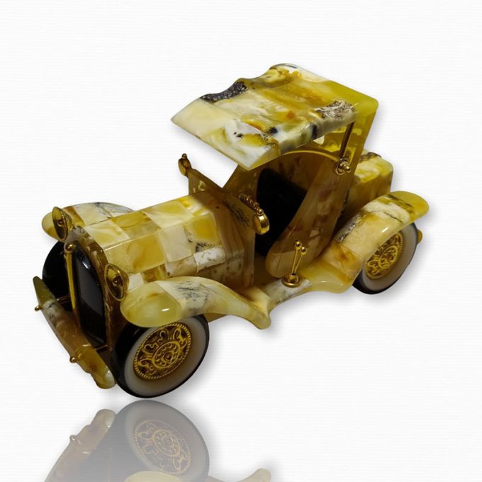 Geltonojo gintaro klasikinis automobilis su stogeliu