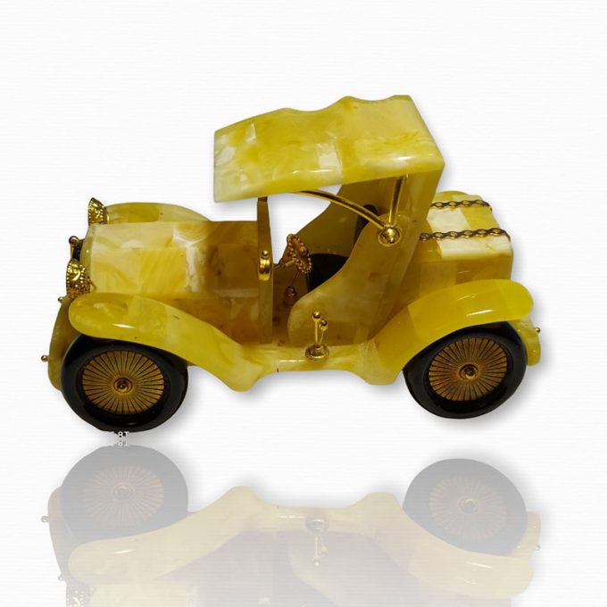 Geltonojo gintaro klasikinis automobilis su uždaru stogeliu