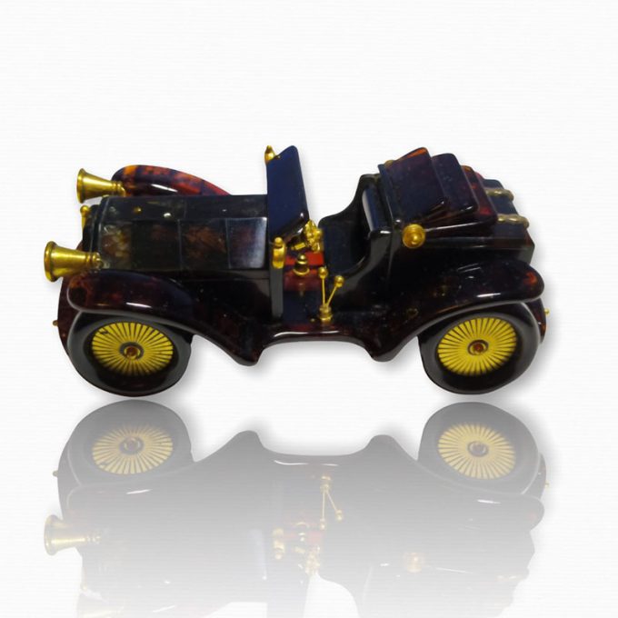 Tamsus automobilis be stogo