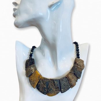 Collie of natural amber and bark pieces
