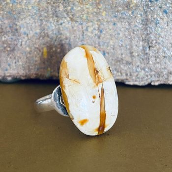 Balto gintaro žiedas su karamelės įsiliejimo motyvais
