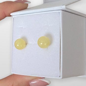 Yellow amber amber earrings in the shape of an ideal ball