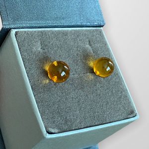 Medaus spalvos apvalūs gintariniai auskarai vinukai