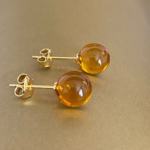 Medaus spalvos apvalūs gintariniai auskarai vinukai