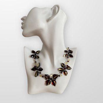 Flower petal-shaped cherry and clear amber collé