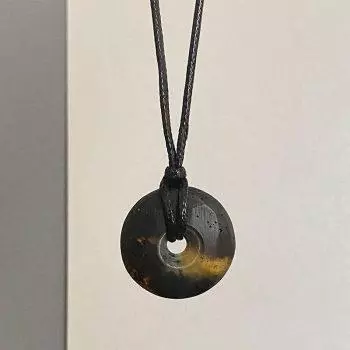 Išraiškingas juodojo gintaro vyriškas amuletas