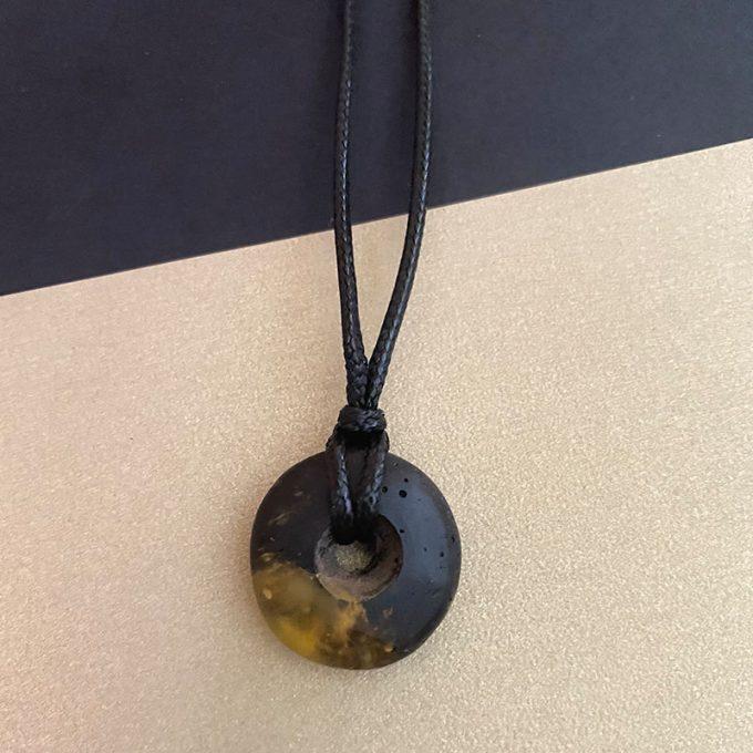 Stilingas vaikiškas-paaugliškas juodojo gintaro amuletas