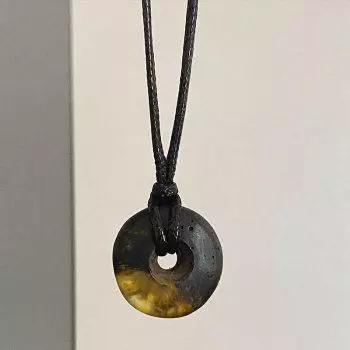 Stilingas vaikiškas-paaugliškas juodojo gintaro amuletas
