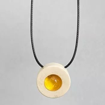 Išraiškingas briedžio rago ir skaidraus gintaro vyriškas kaklo pakabukas