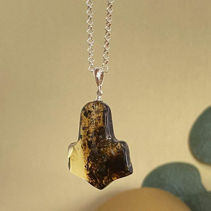 Stilingas vikingų simbolikos tamsaus ir skaidraus gintaro kaklo pakabukas