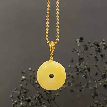 Dailus apvalus gelsvos spalvos gintaro amuletas
