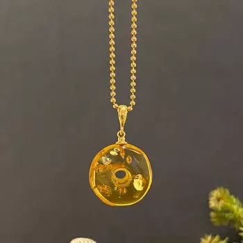Stilingas apvalus medaus spalvos gintaro amuletas