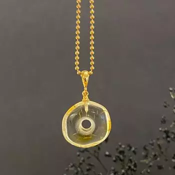 Stilingas apvalus skaidrus gintaro amuletas