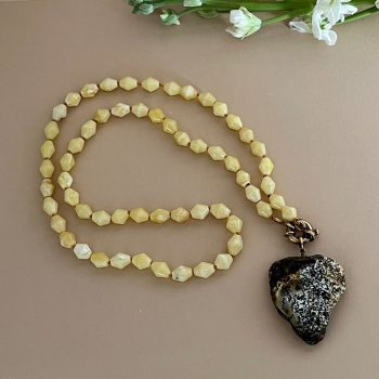 Royal amber necklace of stunning beauty with quail amber pendant