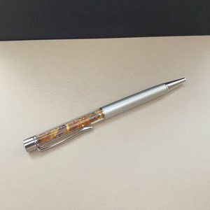 Tušinukas pripildytas įvairiaspalviais gintaro gabaliukais