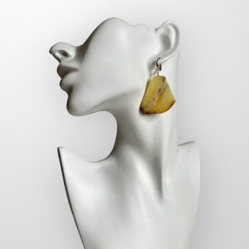 Elegant set of yellow amber amber earrings and pendant with abstract shapes