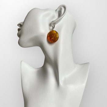 Expressive button earrings in honey-coloured amber with studs