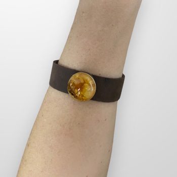 Stylish brown leather bracelet with a circular Wenge tree and expressive amber detail