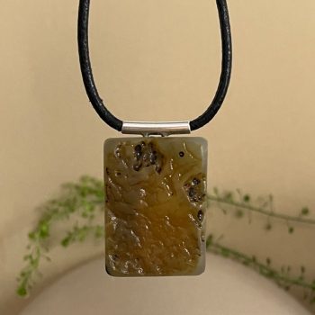 Subtilus kvadrato formos gintaro su žieve vyriškas kaklo pakabukas