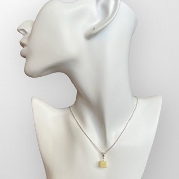 Fine set of cube-shaped yellow amber pendant and dangling earrings