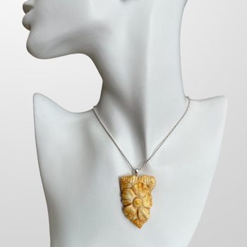 Lovely engraved flower with leaves in the shape of a royal amber necklace