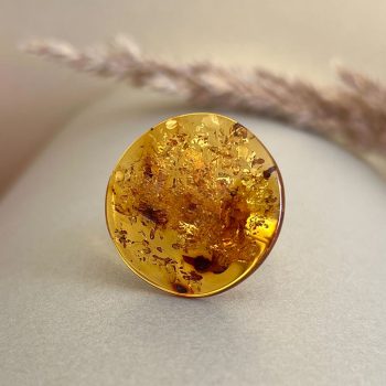 Charming flat-shaped honey-coloured amber ring with mica
