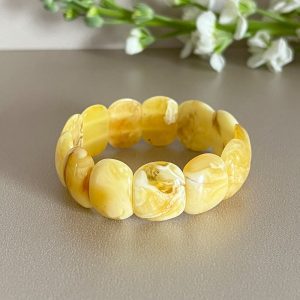 Išraiškinga abstrakčių formų karališko gintaro apyrankė