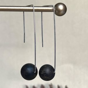 Futuristiški burbulo formos juodo matinio gintaro auskarai su sidabrine sąsaga