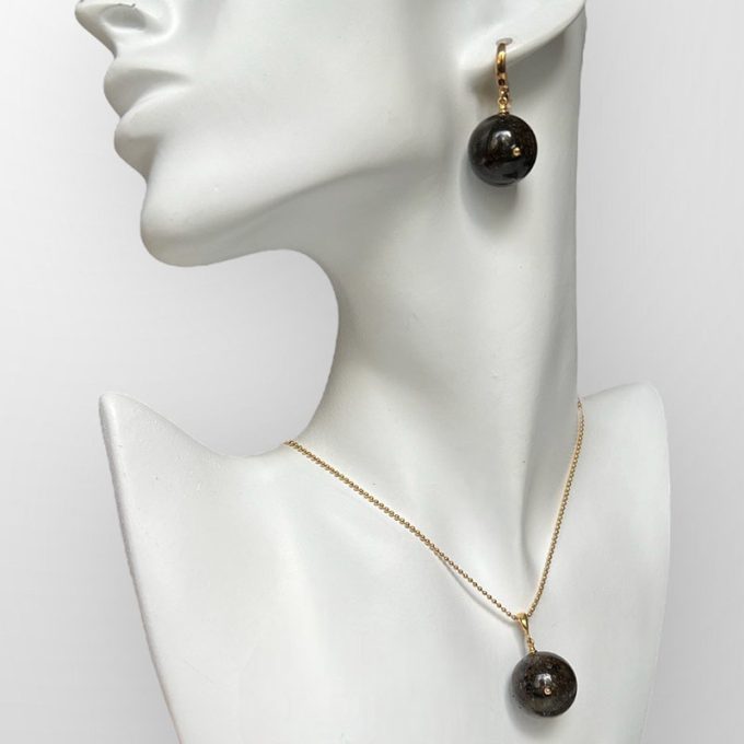Stilingas rutuliukų formos juodo gintaro su auksuota detale centre auskarų ir kaklo pakabuko rinkinys