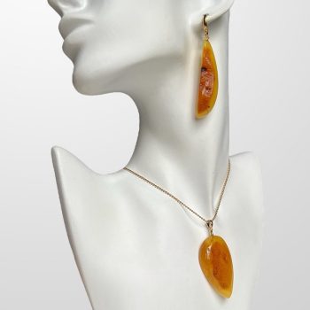 Elegant set of amber earrings cut in one piece and necklace pendant
