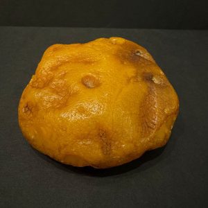 Išraiškingas 147 g. gintaro gabalas