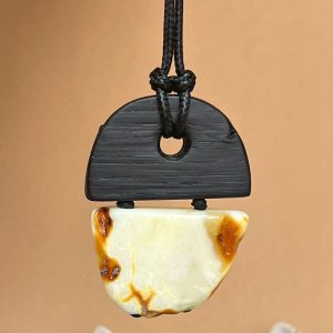 Išraiškingas abstrakčios formos gintaro ir juodojo ąžuolo vyriškas kaklo pakabukas