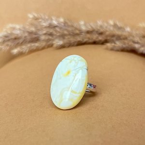 Išraiškingas ovalo formos gelsvas blizgus gintaro žiedas