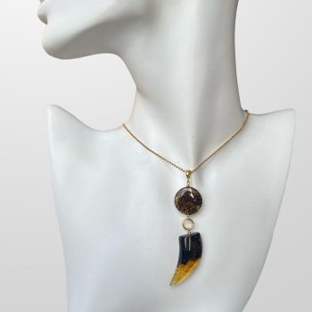 Stylish necklace with two transparent amber details