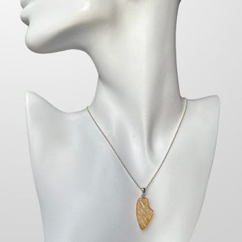 Delicate yellow amber neck pendant with expressive patterns