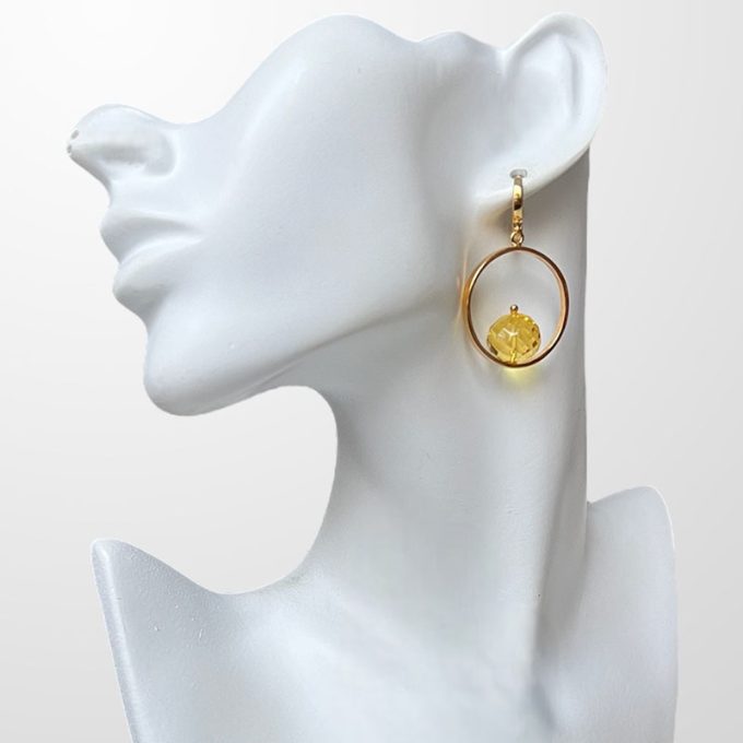 Charming yellow faceted amber earrings framed in gold circles
