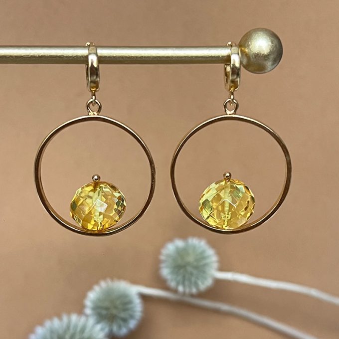 Charming yellow faceted amber earrings framed in gold circles
