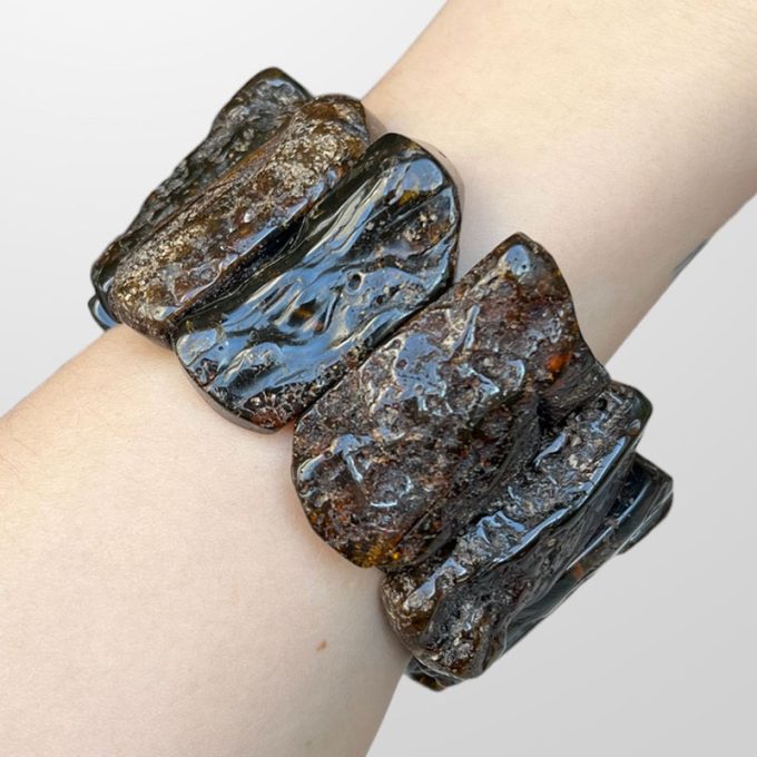 Expressive bracelet with dark yellow amber details