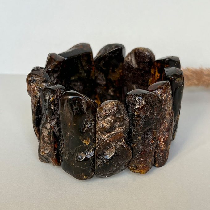 Expressive bracelet with dark yellow amber details