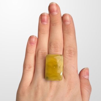 Minimalistinis stačiakampio formos blizgus gelsvas gintaro žiedas