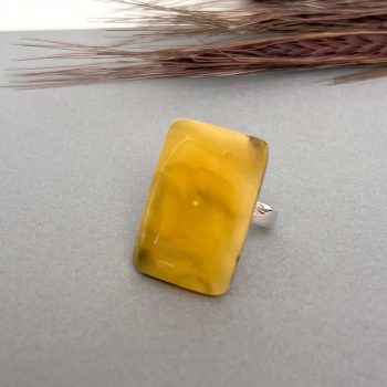 Minimalistinis stačiakampio formos blizgus gelsvas gintaro žiedas