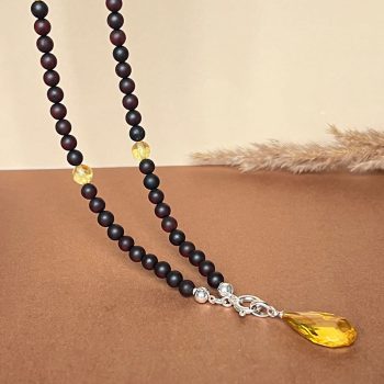 Prašmatnus juodų matinių gintaro rutuliukų kaklo vėrinys su facetuotu skaidriu gintaro pakabuku