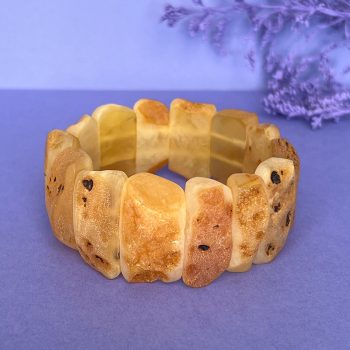 Išraiškinga gelsvo gintaro su žievele apyrankė