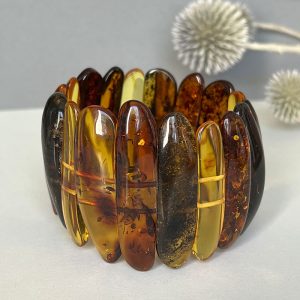 Elegantiška įvairiaspalvių blizgių gludintų gintaro lazdelių apyrankė