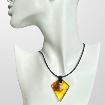 Gorgeous diamond-shaped clear amber necklace