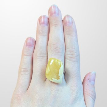 Fine amber ring in irregular square shape, shiny yellow amber